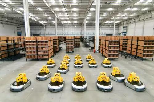 云集首個(gè)智能倉(cāng) 40余臺(tái)倉(cāng)儲(chǔ)機(jī)器人運(yùn)行
